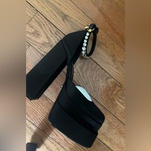 NEW Versace Medusa Aveitas pump